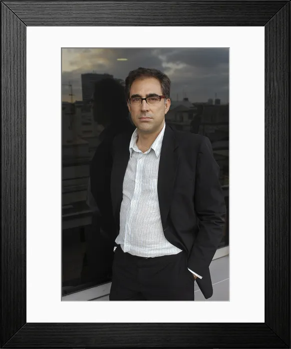 Framed Print : LLOMPARTJordi. Journalist. 2006. Oscar Elias / AISA / Everett Collection (184562)**US SALES ONLY** Framed Print : LLOMPARTJordi. Journalist. 2006. Oscar Elias / AISA / Everett Collection (184562)**US SALES ONLY**