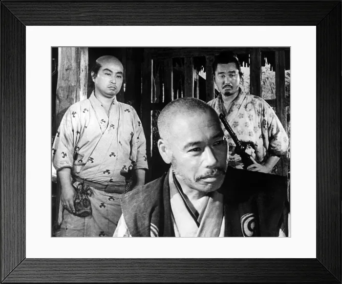 Framed Print : THE SEVEN SAMURAI, (aka SHICHININ NO SAMURAI), Takashi Shimura (front), rear from left: Daisuke Kato, Minoru Chiaki, 1954