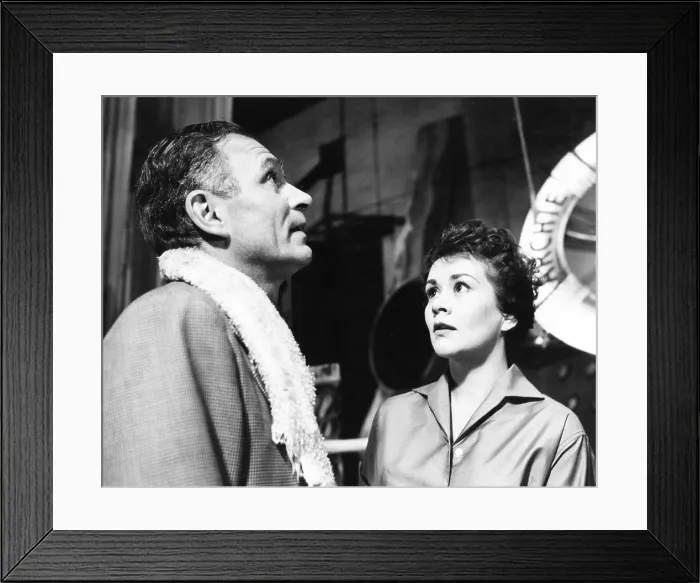 Framed Print : THE ENTERTAINER, from left: Laurence Olivier, Joan Plowright, 1960