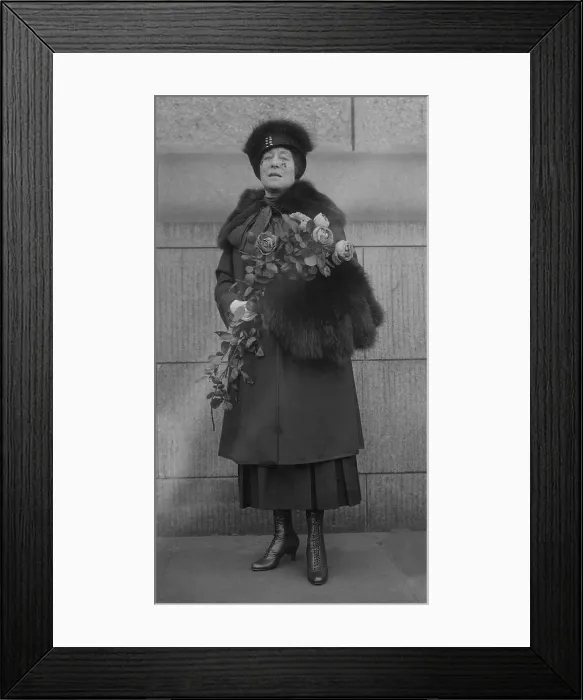 Framed Print : Lillie Langtry (1853-1929), English society beauty turned actress, in her later years. Ca. 1910-20 Framed Print : Lillie Langtry (1853-1929), English society beauty turned actress, in her later years. Ca. 1910-20
