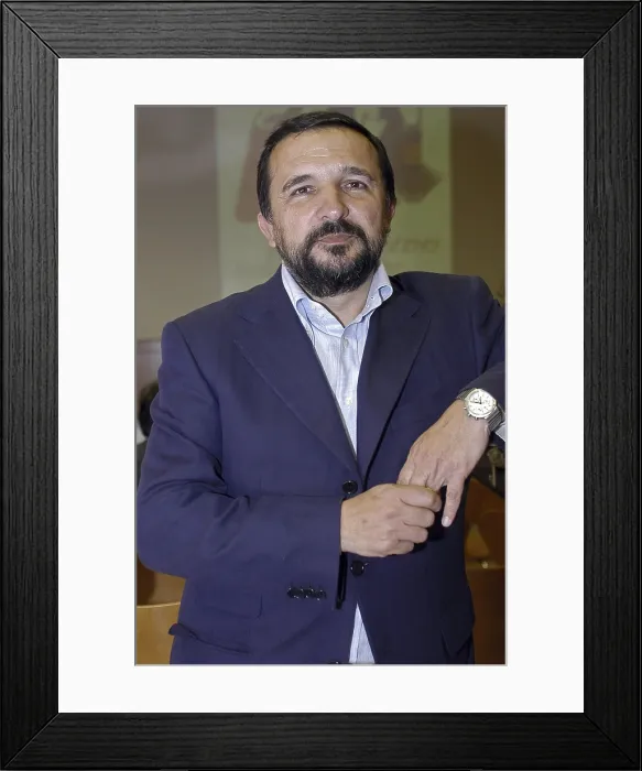 Framed Print : VILA-SANJUANSergio (1957). Journalist. 2007. Oscar Elias / AISA / Everett Collection (184647)**US SALES ONLY** Framed Print : VILA-SANJUANSergio (1957). Journalist. 2007. Oscar Elias / AISA / Everett Collection (184647)**US SALES ONLY**