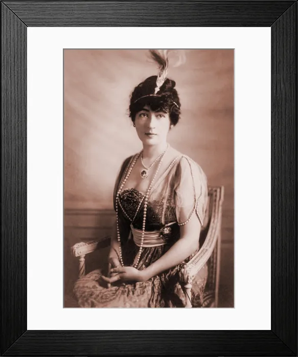 Framed Print : Evalyn Walsh McLean, (1886-1947), wife of Washington Post heir, wearing the Hope Diamond, a wedding present from her husband, Edward Ned McLean, owner of the Washington Post. 1914