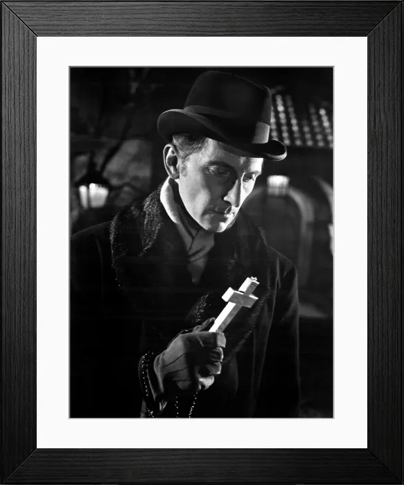 Framed Print : HORROR OF DRACULA, Peter Cushing, 1958 Framed Print : HORROR OF DRACULA, Peter Cushing, 1958