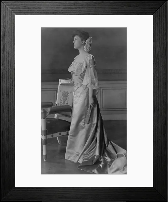 Framed Print : Alice Roosevelt (1884-1980), wearing fashionable lace dress and flowers in her hair. 1903 portrait by Frances Benjamin Johnston Framed Print : Alice Roosevelt (1884-1980), wearing fashionable lace dress and flowers in her hair. 1903 portrait by Frances Benjamin Johnston