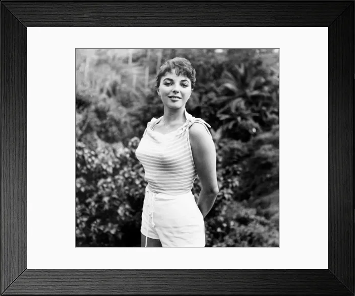 Framed Print : SEA WIFE, Joan Collins, on-set, between takes, 1957, 20th Century Fox, TM & Copyright / Courtesy: Everett Collection