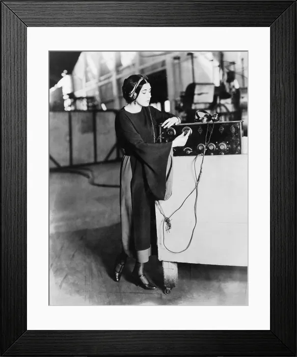 Framed Print : Nita Naldi (1897-1961), Italian silent movie star best known for playing a vamp and as Rudolf Valentino's co-star