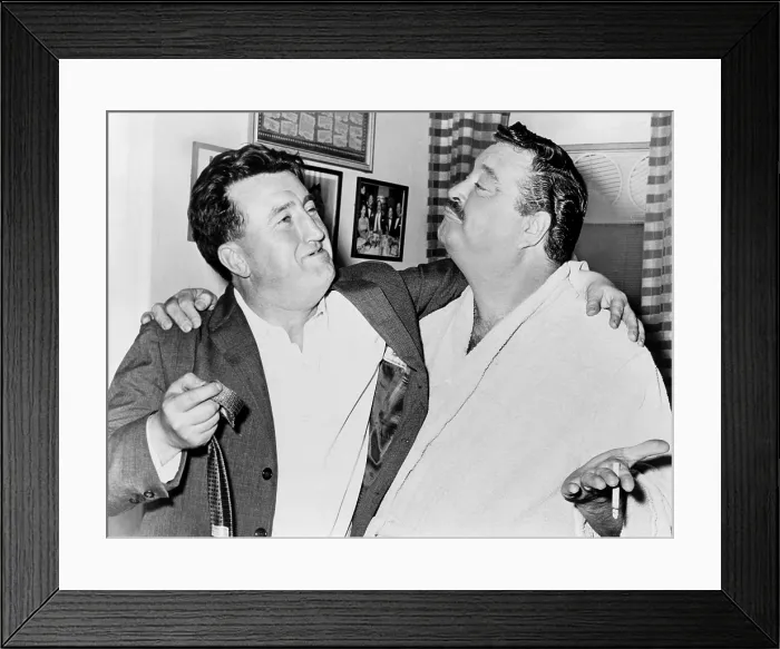 Framed Print : Brendan Behan (1923-1964), Irish author with actor Jackie Gleason (1916-1987). Behan's play, 'The Hostage, ' was playing on Broadway in 1960
