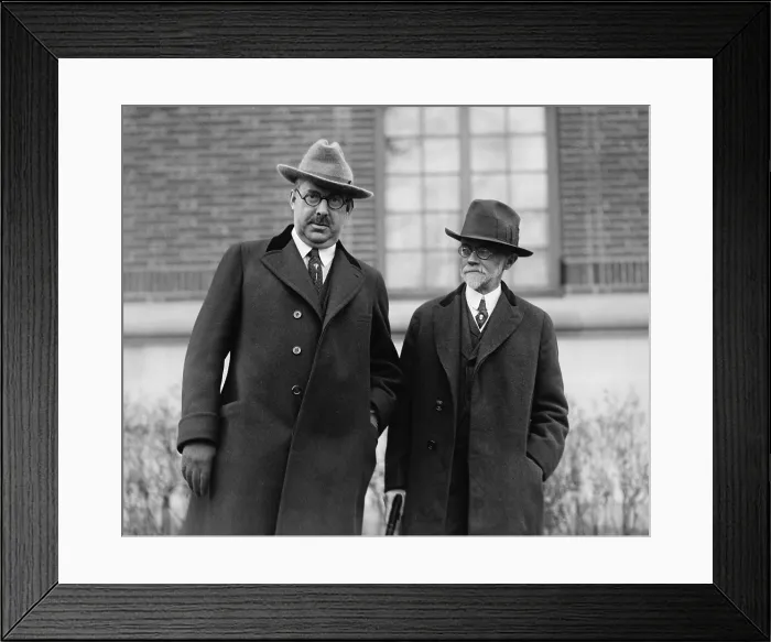 Framed Print : Jesse W. Smith (on left), close associate and roommate of Harding's corrupt Attorney General, Harry Daugherty, died of a gunshot wound to the head in May 1923 Framed Print : Jesse W. Smith (on left), close associate and roommate of Harding's corrupt Attorney General, Harry Daugherty, died of a gunshot wound to the head in May 1923