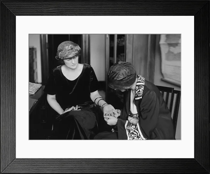 Framed Print : Roxie Stinson having her fortune told after delivering sensational testimony at the Senate investigations of the Teapot Dome scandal