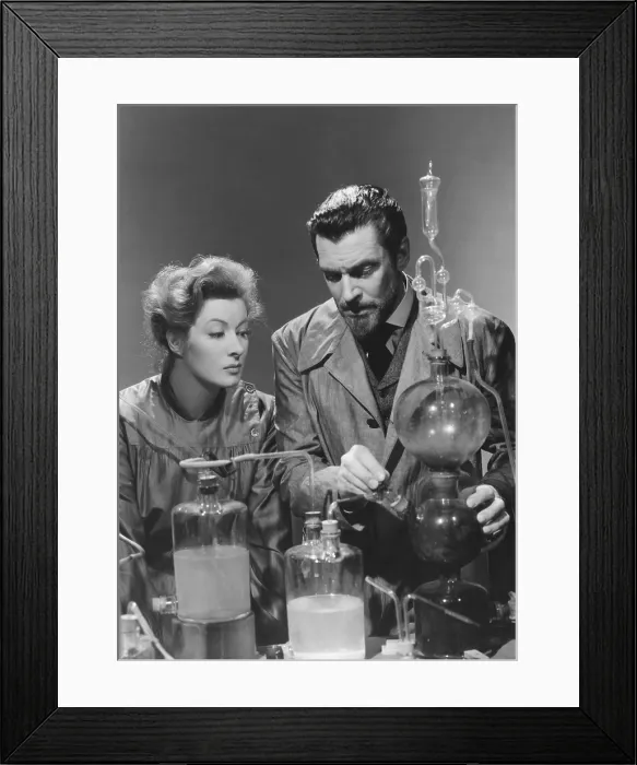 Framed Print : MADAME CURIE, from left: Greer Garson, Walter Pidgeon, 1943 Framed Print : MADAME CURIE, from left: Greer Garson, Walter Pidgeon, 1943