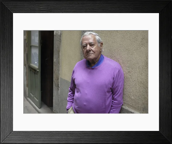 Framed Print : GONZALEZ LEDESMAFrancisco (1927). Writer. 2006. Oscar Elias / AISA / Everett Collection (184593)**US SALES ONLY**
