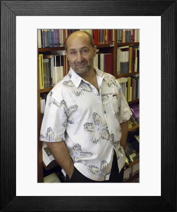 Framed Print : OAKESAndy (1952). Writer. 2006. Oscar Elias / AISA / Everett Collection (184585)**US SALES ONLY** Framed Print : OAKESAndy (1952). Writer. 2006. Oscar Elias / AISA / Everett Collection (184585)**US SALES ONLY**