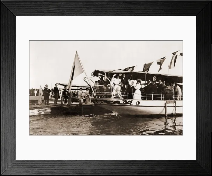 Framed Print : Alice Roosevelt (1884-1980), traveling with then Secretary of War, William Taft, in Kobe, Japan. Alice is waving good-bye from boat at Kobe, as the group proceeds to Manchuria