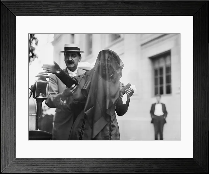 Framed Print : Mrs. William Thaw, wearing a veil to protect her privacy against photographers, arriving for the trial of her son, Harry, for the murder of architect Stanford White. Ca. 1907-09