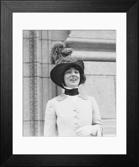 Framed Print : Evelyn Nesbit Thaw (1884-1967), smiling while posing for photographers during her husband, Harry Thaw's, murder trial Framed Print : Evelyn Nesbit Thaw (1884-1967), smiling while posing for photographers during her husband, Harry Thaw's, murder trial