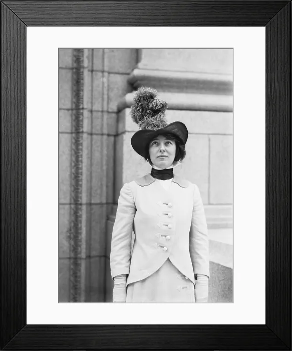 Framed Print : Evelyn Nesbit Thaw (1884-1967), posing for photographers after her testimony supporting her husband's insanity defense for the murder of Stanford White. Ca. 1907-09 Framed Print : Evelyn Nesbit Thaw (1884-1967), posing for photographers after her testimony supporting her husband's insanity defense for the murder of Stanford White. Ca. 1907-09