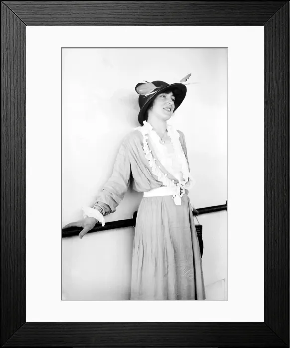 Framed Print : Evelyn Nesbit Thaw (1884-1967), posing for photographers. Ca. 1910. Nesbit was portrayed by Elizabeth McGovern in RAGTIME, 1981 Framed Print : Evelyn Nesbit Thaw (1884-1967), posing for photographers. Ca. 1910. Nesbit was portrayed by Elizabeth McGovern in RAGTIME, 1981