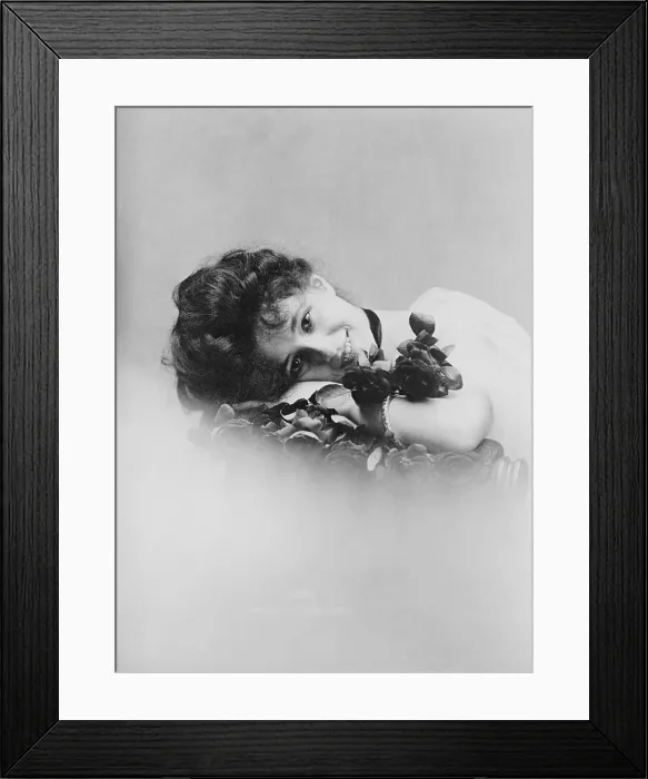 Framed Print : Evelyn Nesbit (1884-1967), was acknowledged as one of the most beautiful models of her time. 1901 photograph by Otto Sarony