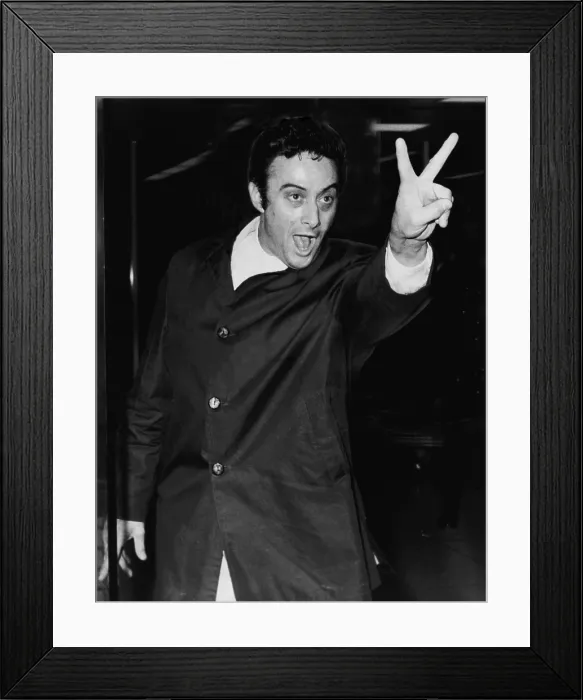 Framed Print : Lenny Bruce (1925-1966) social critic and comedian, raising his hand in V sign, during his 1964 obscenity trial Framed Print : Lenny Bruce (1925-1966) social critic and comedian, raising his hand in V sign, during his 1964 obscenity trial