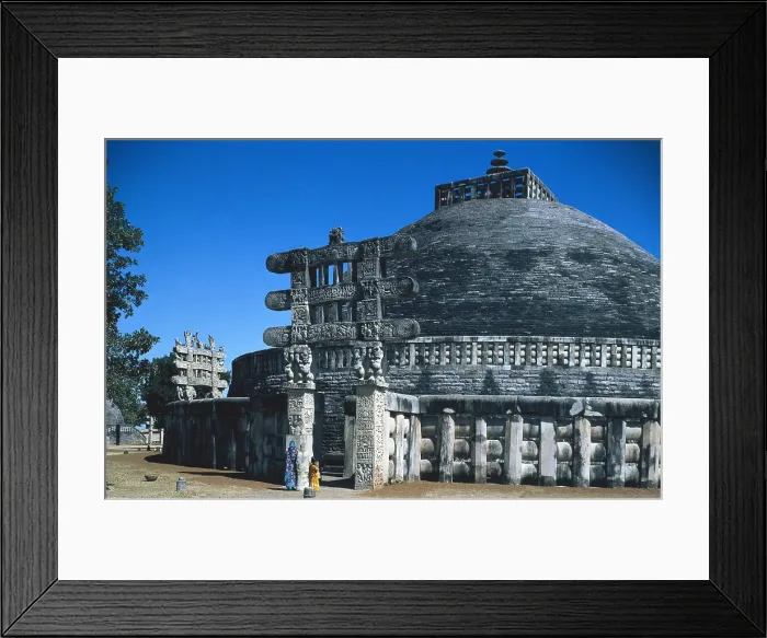 Framed Print : INDIA. MADHYA PRADESH. Sanchi. Stupa n.1 or Great Stupa seen from eastern portico (1st c. AD). Hindu art. - Cirani / Iberfoto / Everett Collection (140619)**US SALES ONLY**