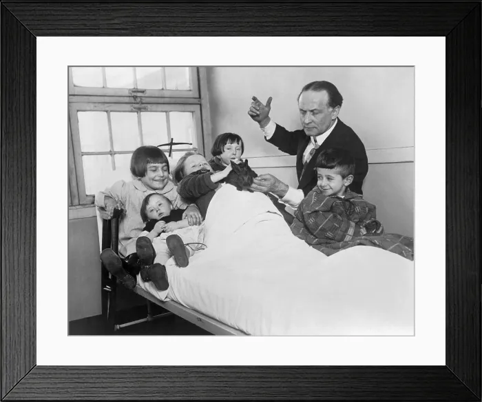 Framed Print : Harry Houdini and his rabbit entertain five hospitalized children. Ca. 1925 Framed Print : Harry Houdini and his rabbit entertain five hospitalized children. Ca. 1925