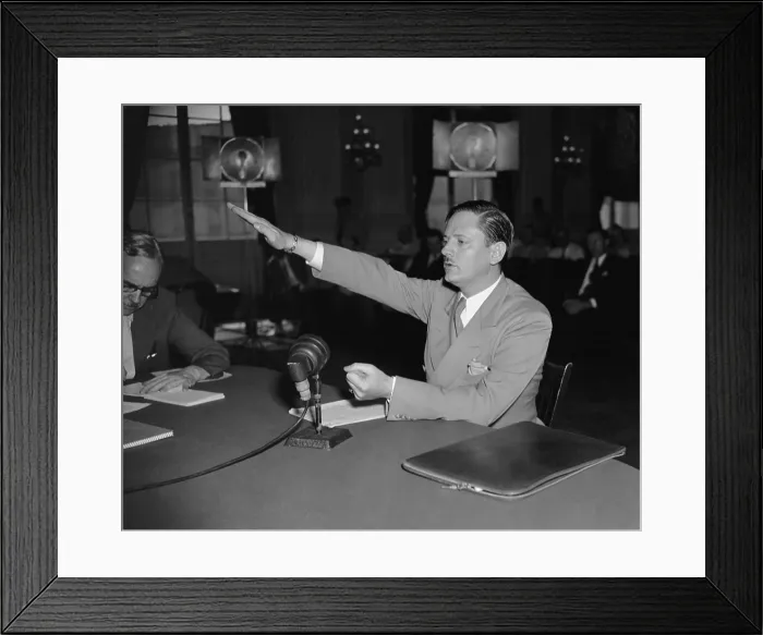 Framed Print : John Metcalfe, testifies about the American Nazi party. Giving the fascist salute, the former reporter told HUAC he joined the German-American bund, led by Fritz Kuhn Framed Print : John Metcalfe, testifies about the American Nazi party. Giving the fascist salute, the former reporter told HUAC he joined the German-American bund, led by Fritz Kuhn