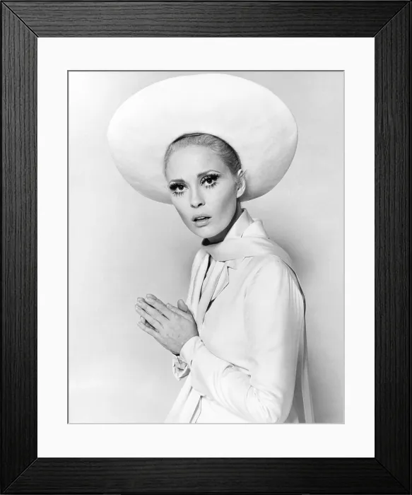 Framed Print : THE THOMAS CROWN AFFAIR, Faye Dunaway, 1968 Framed Print : THE THOMAS CROWN AFFAIR, Faye Dunaway, 1968