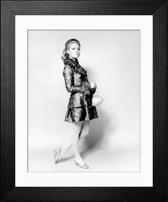 Framed Print : THE THOMAS CROWN AFFAIR, Faye Dunaway in a chiffon brocade dinner suit designed by Theadora Van Runkle, 1968