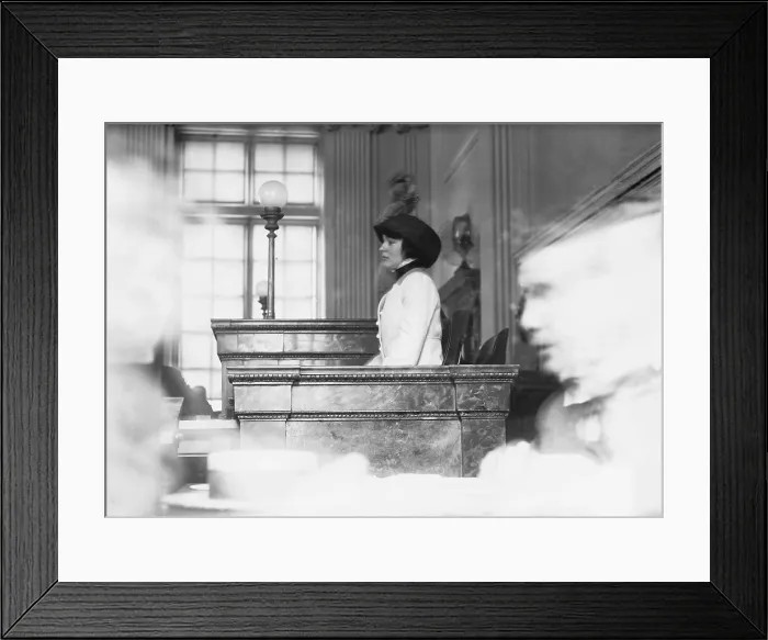 Framed Print : Evelyn Nesbit Thaw (1884-1967), testifying during the murder trial of her husband, Harry Thaw