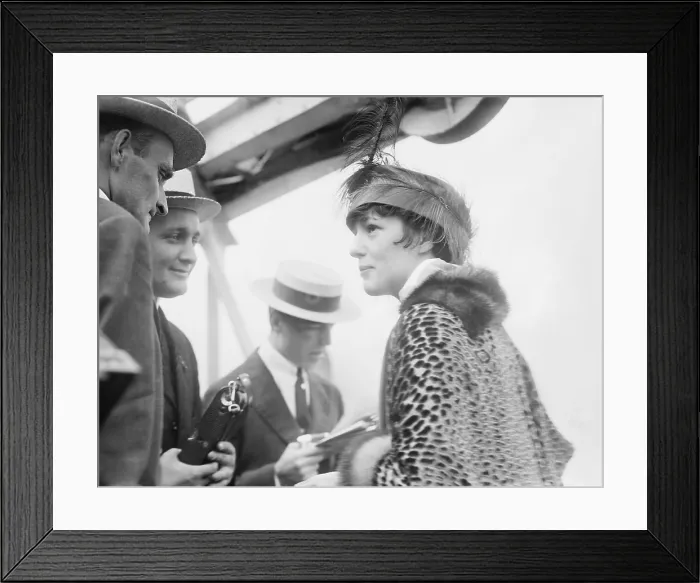 Framed Print : Evelyn Nesbit Thaw (1884-1967), talking with several men, probably reporters, Ca. 1906-10. Nesbit was portrayed by Elizabeth McGovern in RAGTIME, 1981