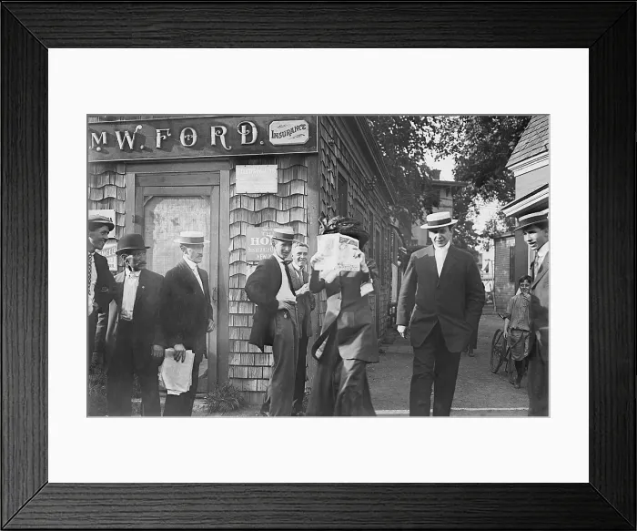 Framed Print : Evelyn Nesbit Thaw (1884-1967), dodging cameraman, on street corner, in White Plains, N.Y. July 14, 1909. Nesbit was portrayed by Elizabeth McGovern in RAGTIME, 1981 Framed Print : Evelyn Nesbit Thaw (1884-1967), dodging cameraman, on street corner, in White Plains, N.Y. July 14, 1909. Nesbit was portrayed by Elizabeth McGovern in RAGTIME, 1981