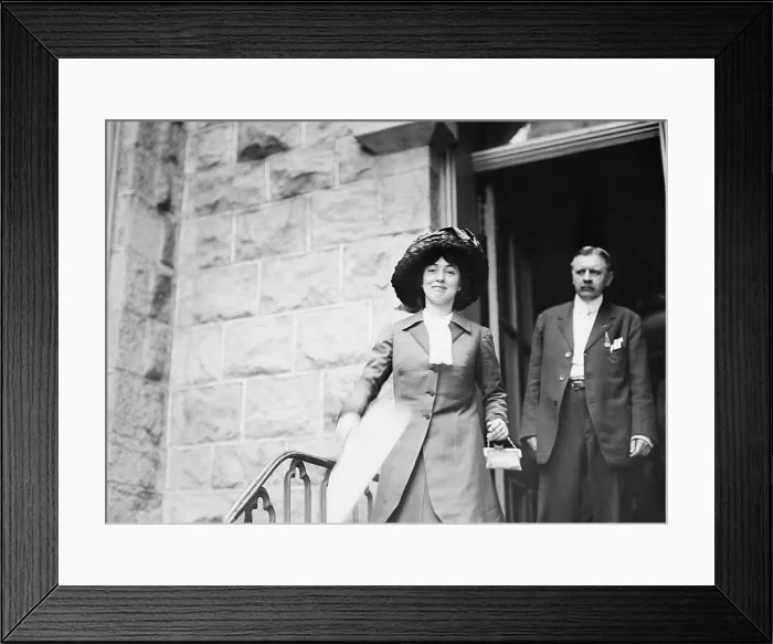 Framed Print : Evelyn Nesbit Thaw (1884-1967), wife of murderer Harry Thaw, carrying a fan during the summer of 1909. Nesbit was portrayed by Elizabeth McGovern in RAGTIME, 1981
