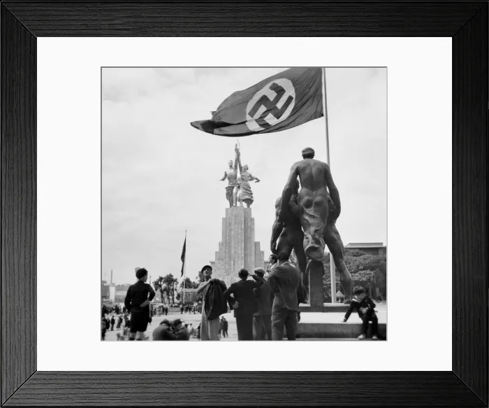 Framed Print : At the 1937 Paris International Exhibition a Nazi flag and heroic statue at the German pavilion faces the Russian pavilion's with its equally monumental sculpture
