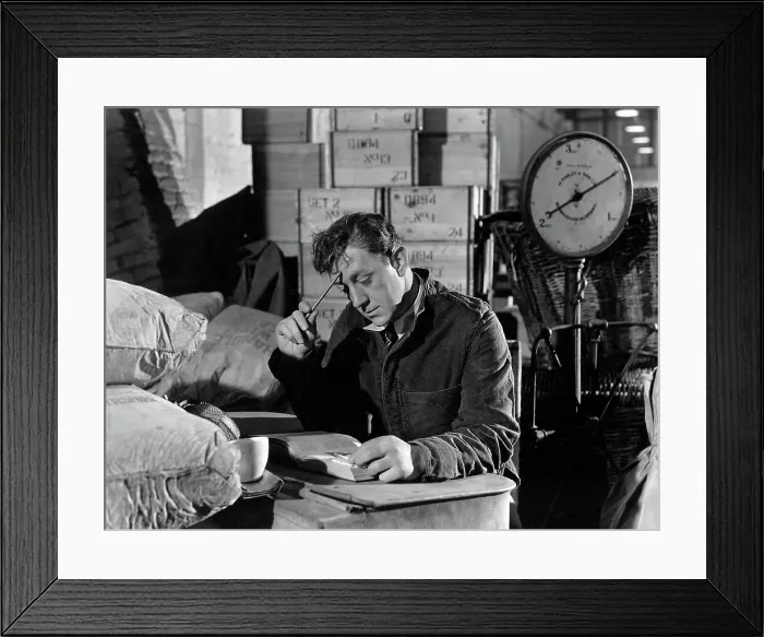 Framed Print : THE MAN IN THE WHITE SUIT, Alec Guinness, 1951 Framed Print : THE MAN IN THE WHITE SUIT, Alec Guinness, 1951