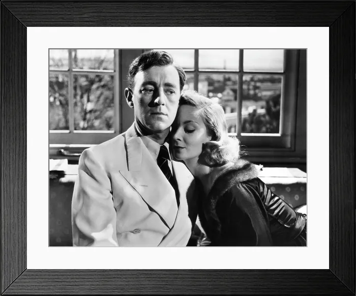 Framed Print : THE MAN IN THE WHITE SUIT, Alec Guinness, Joan Greenwood, 1951 Framed Print : THE MAN IN THE WHITE SUIT, Alec Guinness, Joan Greenwood, 1951