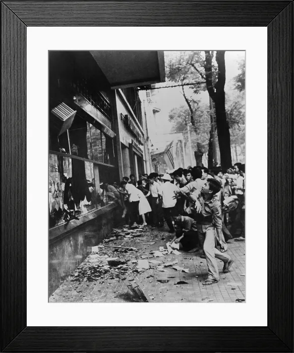 Framed Print : South Vietnamese smash windows during a military coup that toppled government of Ngo Dinh Diem in Saigon, November 1963 Framed Print : South Vietnamese smash windows during a military coup that toppled government of Ngo Dinh Diem in Saigon, November 1963