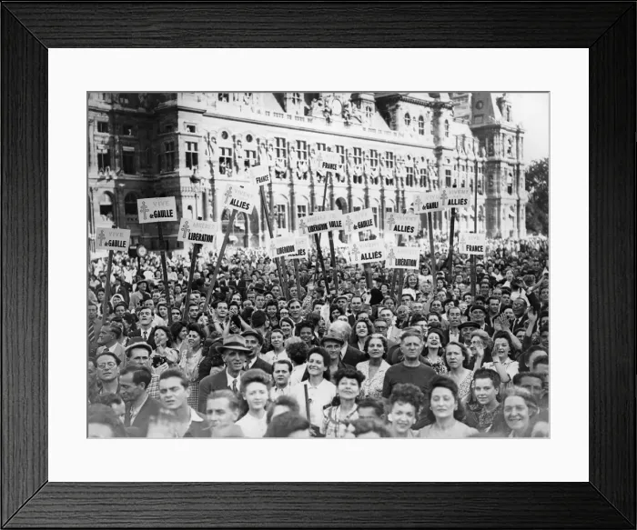 Framed Print : Newly liberated French crowd demonstrate their joy at the Hotel de Ville, Paris, with signs celebrating Charles De Gaulle, the Allies, and French Resistance. 1944