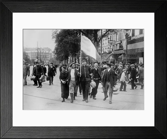 Framed Print : World War 1. French reservist soldiers marching in front of the Brasserie Bougeneaux (9 Rue de Strasbourg), Paris, France, on their way to the Gare de l'Est (East Station)