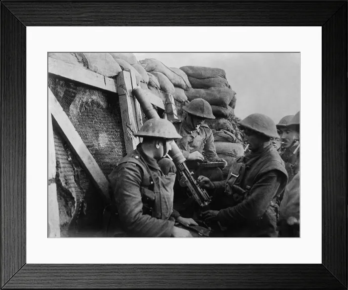 Framed Print : British WW1 machine gun crew in a front line trench. 1914-18. (BSLOC_2012_4_125)