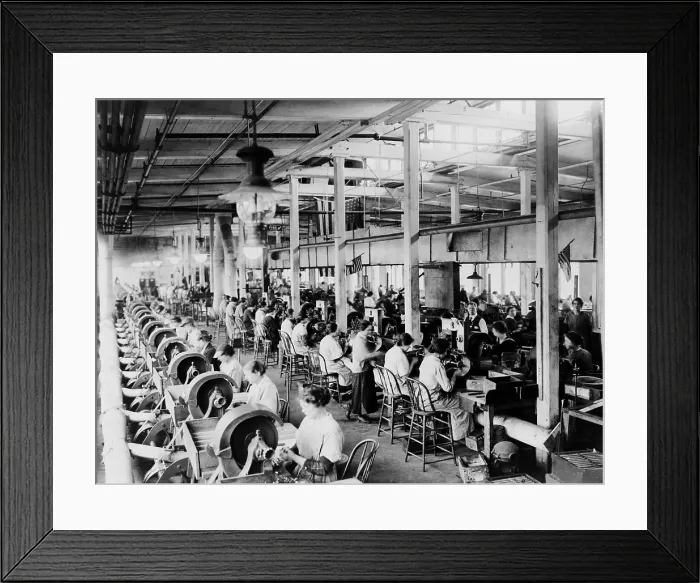 Framed Print : American women making Browning machine guns during WW1. 1918-19. A general view of the polishing shop at Winchester Repeating Arms Co. New Haven, Conn. 1914-18. (BSLOC_2012_4_50)
