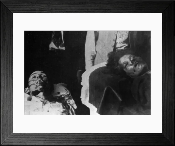 Framed Print : Bodies of Depression era Mid-western bandits, Bonnie Parker and Clyde Barrow in a Louisiana Morgue. May 1934