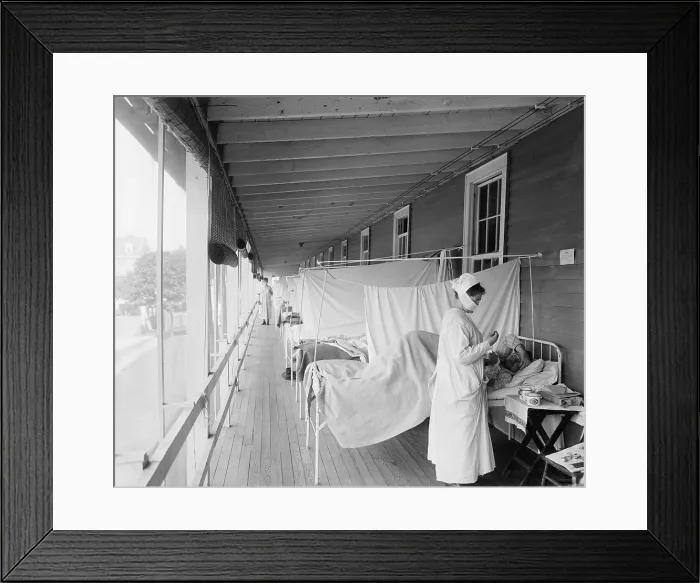 Framed Print : Walter Reed Hospital flu ward during the Spanish Flu epidemic of 1918-19, in Washington DC. The pandemic killed an estimated 25, 000, 000 persons throughout the world