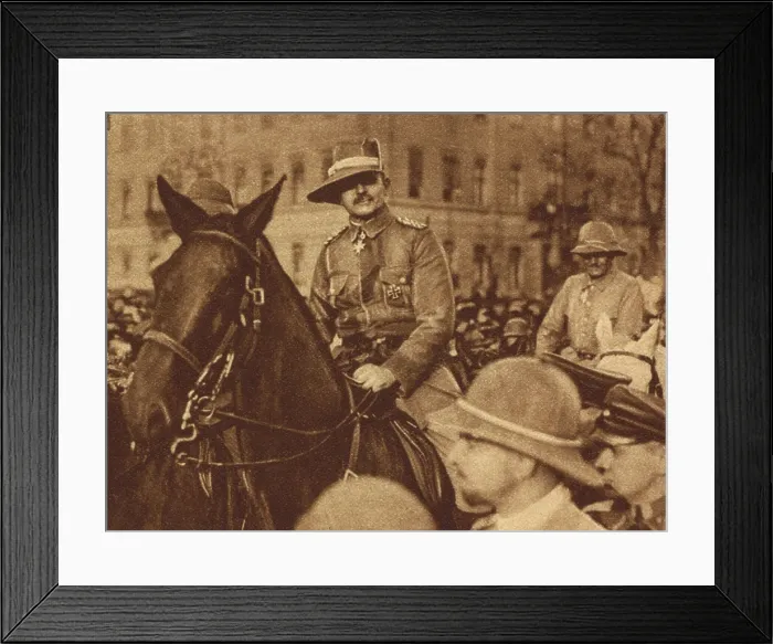 Framed Print : German General von Lettow Vorbeck greeted in Berlin at the end of WW1. Vorbeck fought a successful insurgency against British forces in East Africa. 1918. (BSLOC_2013_5_38) Framed Print : German General von Lettow Vorbeck greeted in Berlin at the end of WW1. Vorbeck fought a successful insurgency against British forces in East Africa. 1918. (BSLOC_2013_5_38)