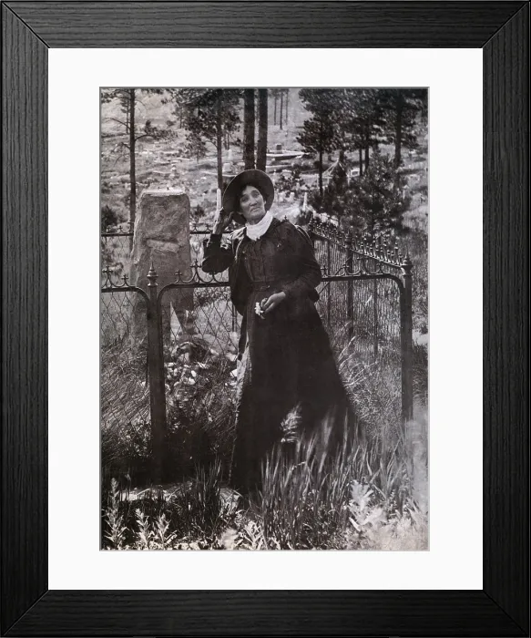 Framed Print : Calamity Jane (Martha Jane Burke) (1852-1903) at the grave of Buffalo Bill in 1900. She claimed to have been briefly married to Wild Bill Hickok in the 1870s