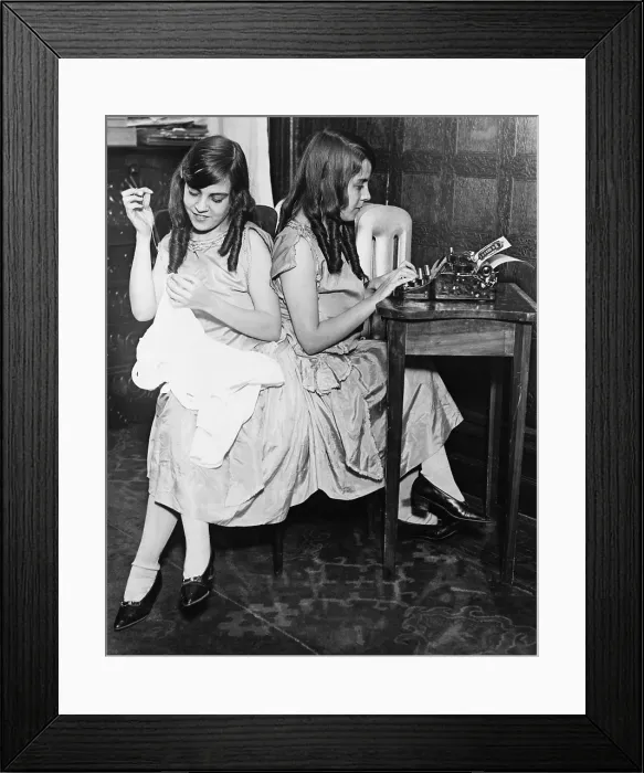 Framed Print : Daisy and Violet Hilton (1908-1969), British born conjoined were trained as entertainers by their exploitive caretakers