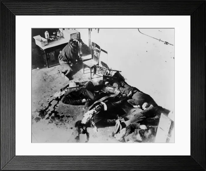 Framed Print : St. Valentine's Day Massacre. Seven gangsters of Bugs Mor an's gang were killed by Al Capone's in a garage in Chicag o on Feb 14, 1929. Overhead view