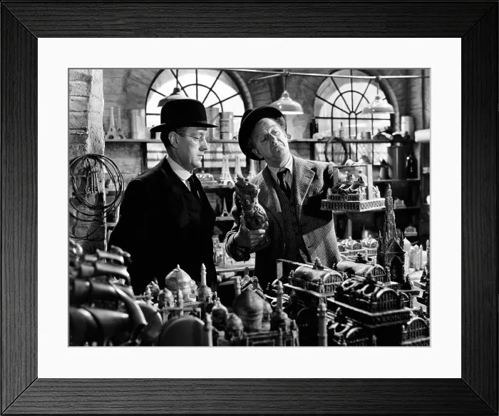 Framed Print : THE LAVENDER HILL MOB, Alec Guinness, Stanley Holloway, 1951