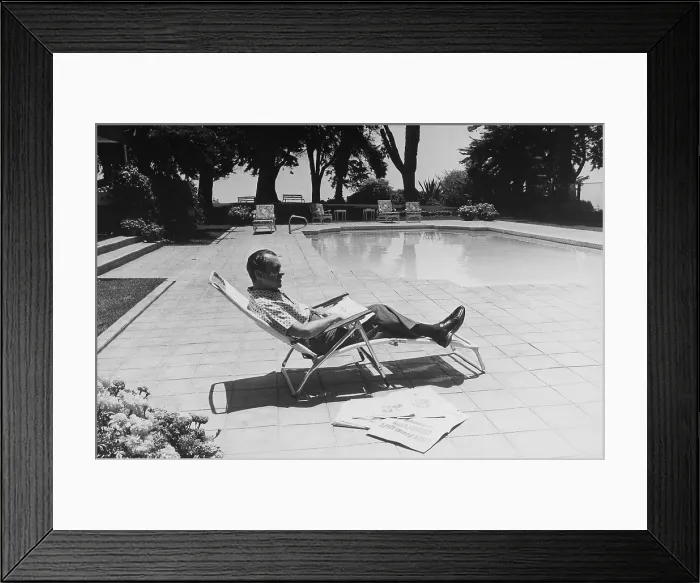 Framed Print : Richard Nixon reading newspapers while sitting by the pool in San Clemente. Ca. 1969-74