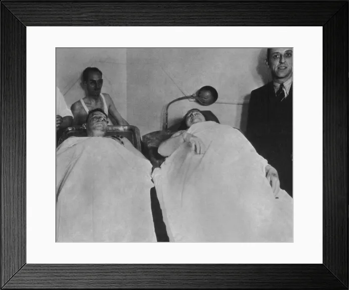 Framed Print : The bodies of Freddie and Ma Barker in the Oklawaha, Florida morgue after their shoot-out with the Feds. January 1935