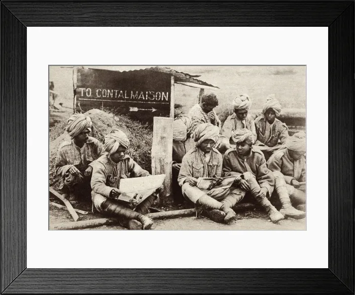 Framed Print : Indian soldiers reading illustrated papers in Europe during WW1. One million Indian troops served overseas and sustained over 120, 000 causalities (dead, missing, wounded)